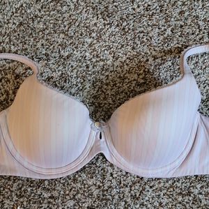 Victoria's secret 34C bra.                          Lt. Pink & gray color